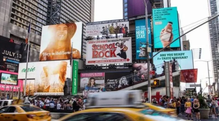 beberapa contoh iklan reklame di billboard New York City