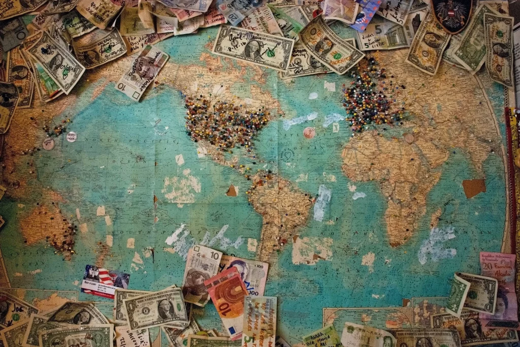 uang dollar di atas peta dunia